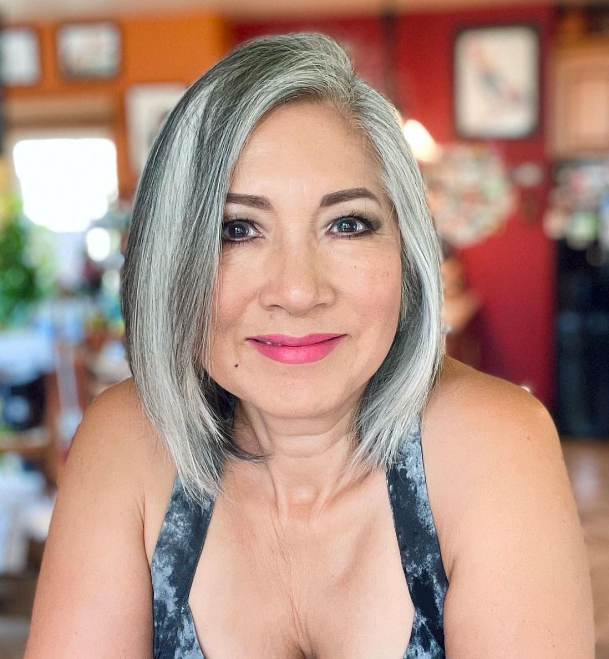 Coupe en lob pour les femmes matures aux visages ronds