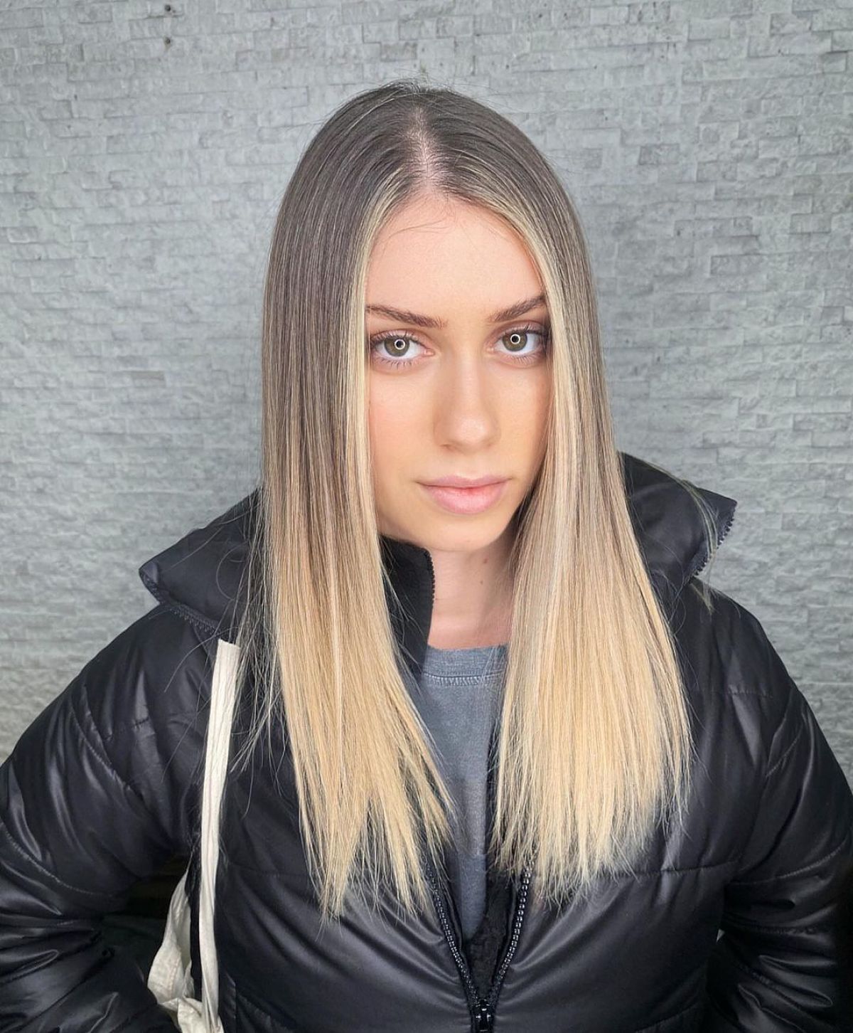 Cheveux mi-longs lisses avec des pointes en dents de scie