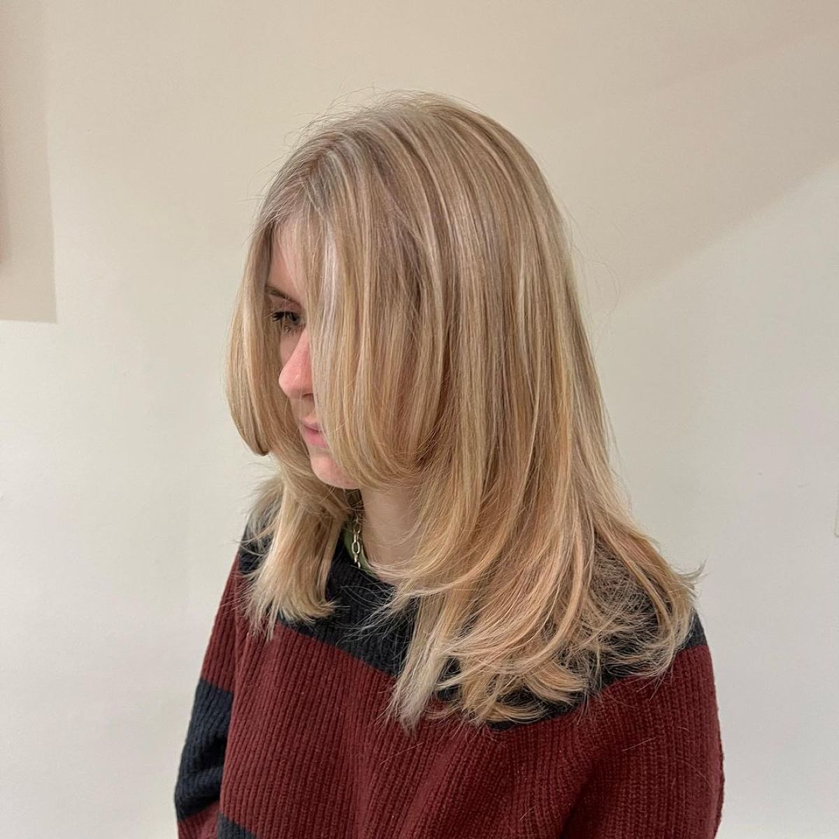 Cadre de visage et couches douces sur cheveux mi-longs