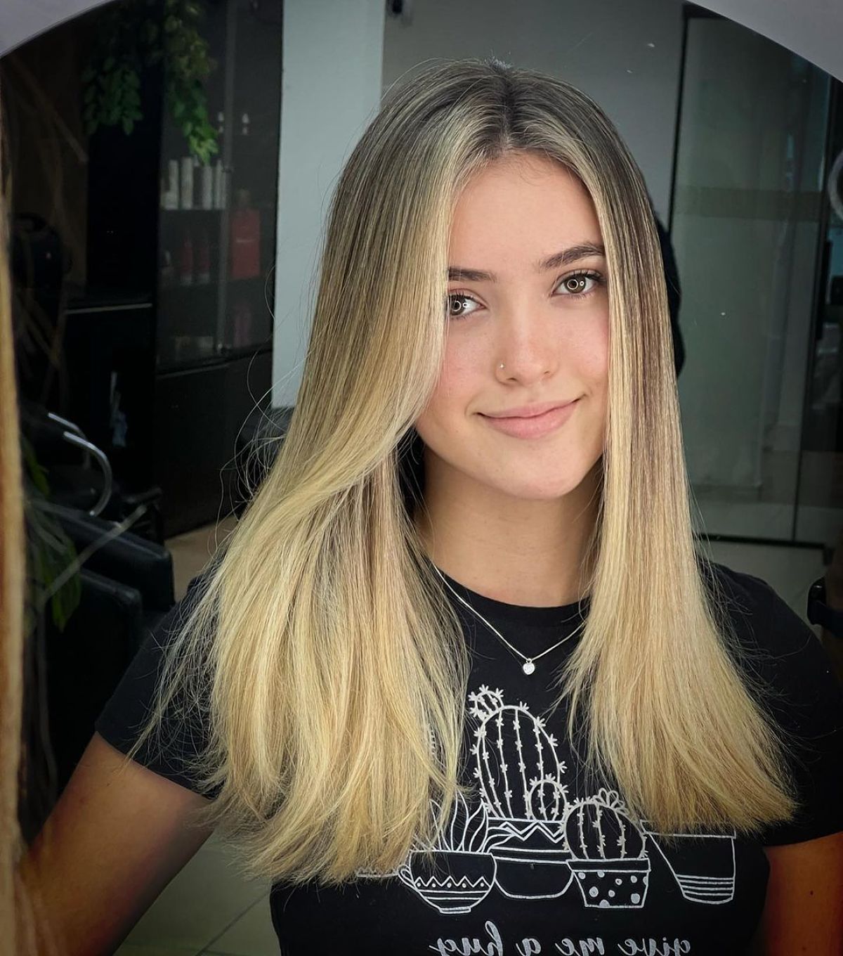 Cheveux blonds droits avec une raie centrale
