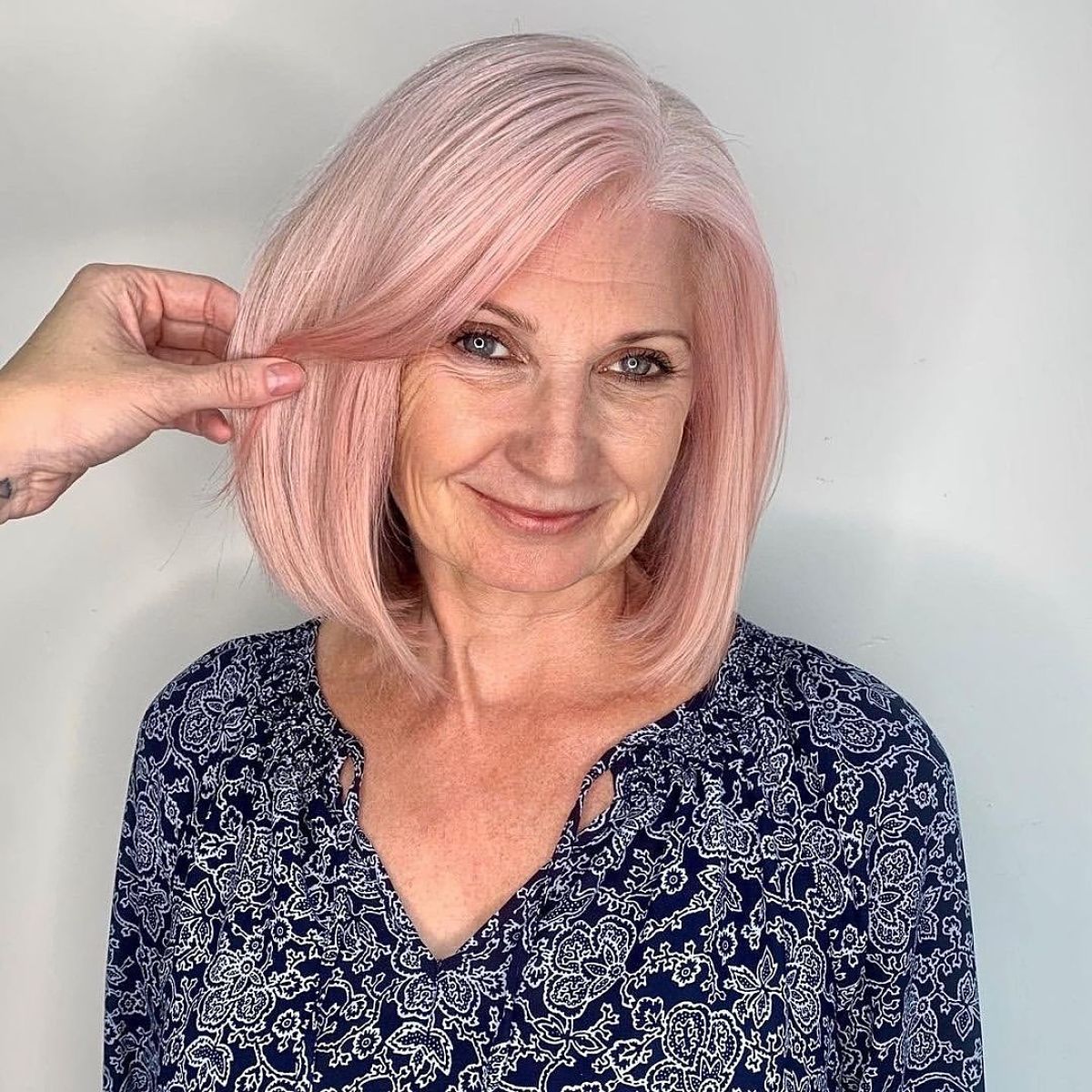 Bob long rose pour les femmes de plus de 60 ans