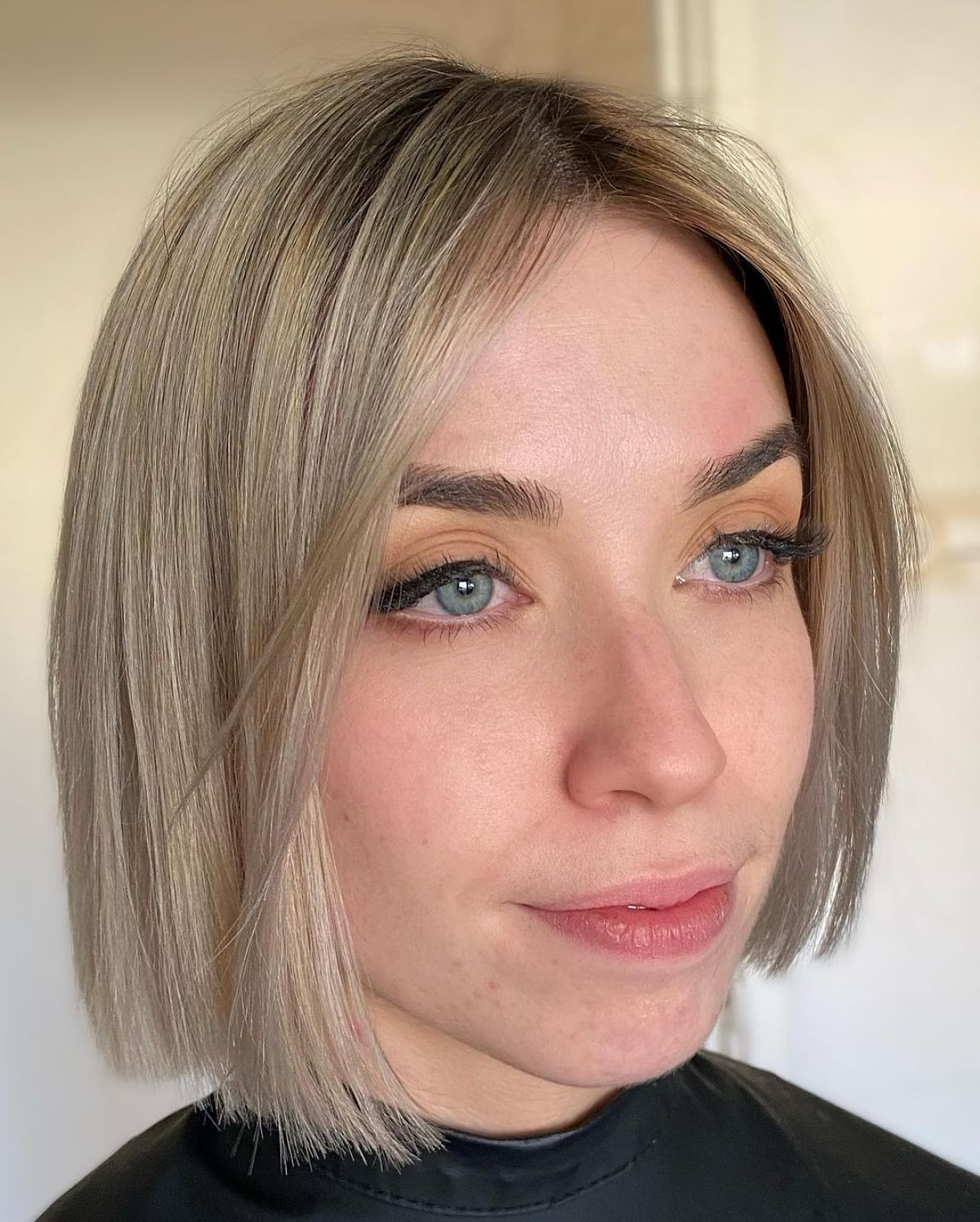 Coupe de cheveux floue et lisse avec une partie centrale