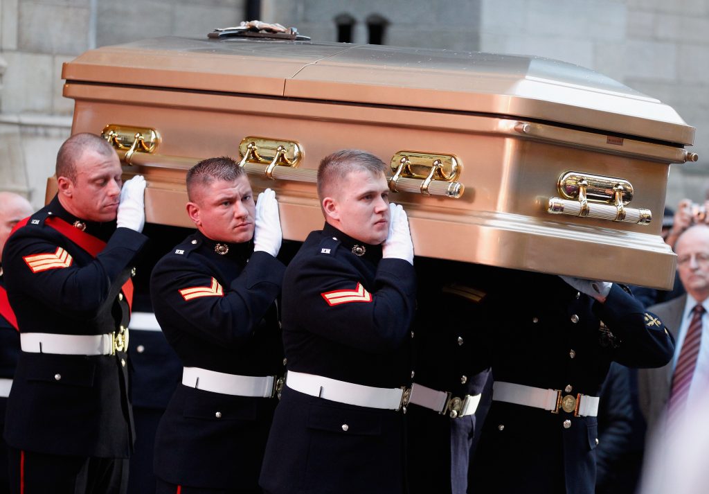 Les Royal Marines portant le cercueil de Jimmy Savile à la cathédrale de Leeds en novembre 2011.