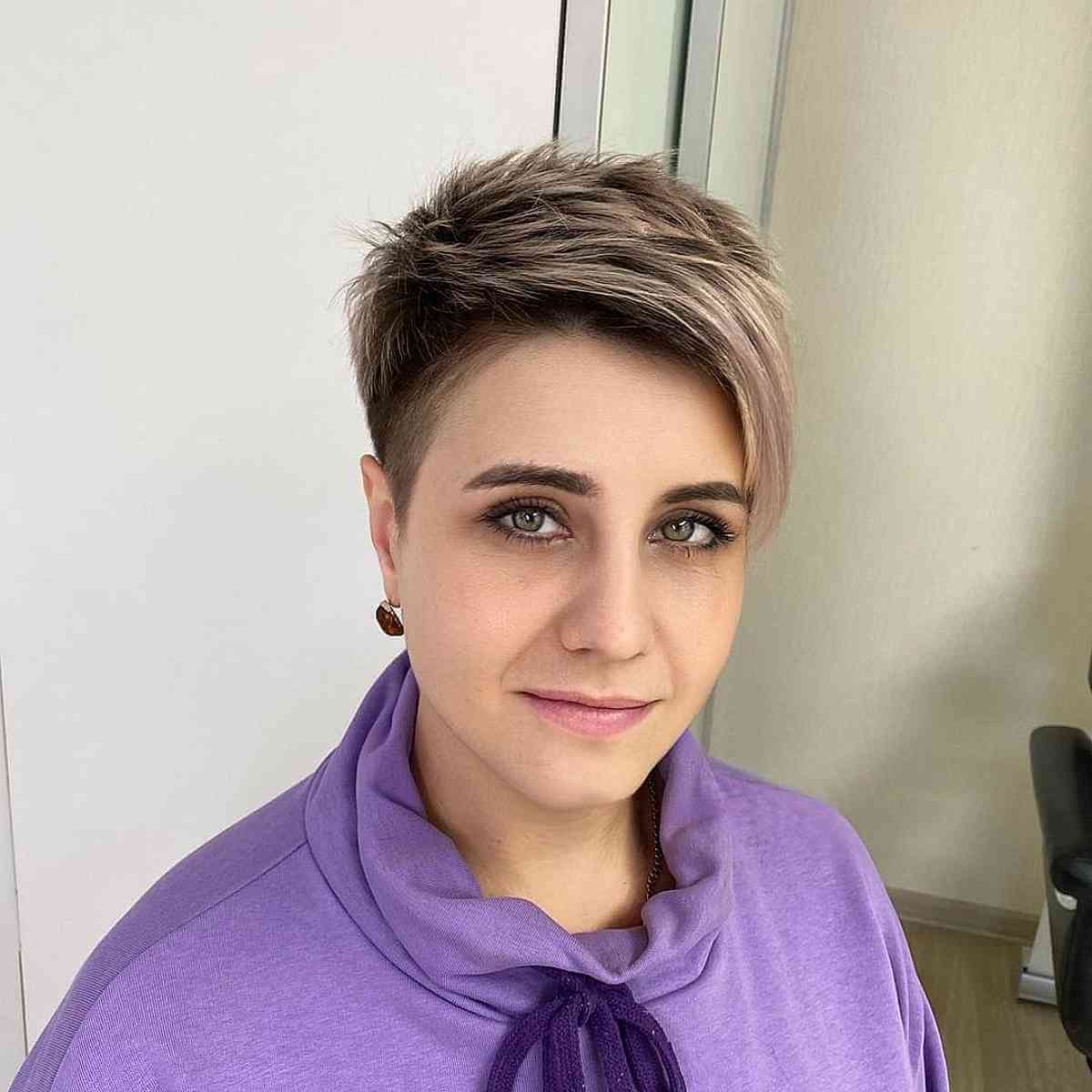 Pixie asymétrique avec mèches