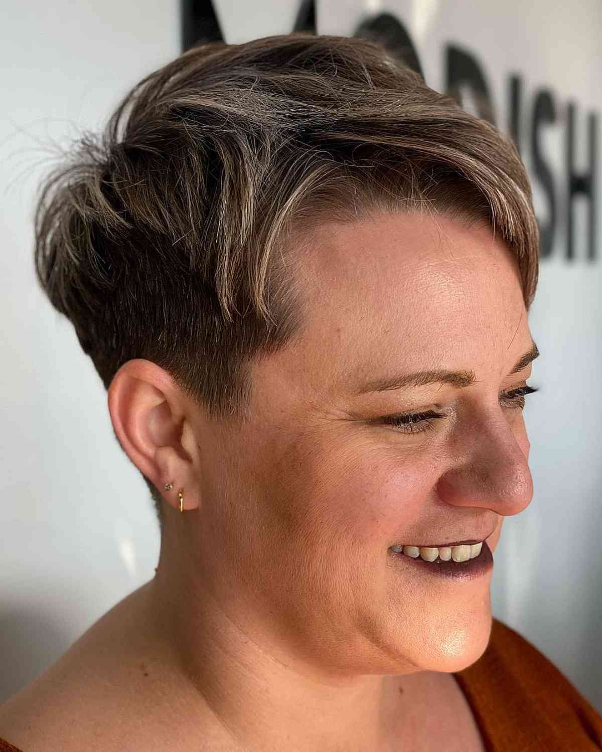 Coupe Pixie avec mèches