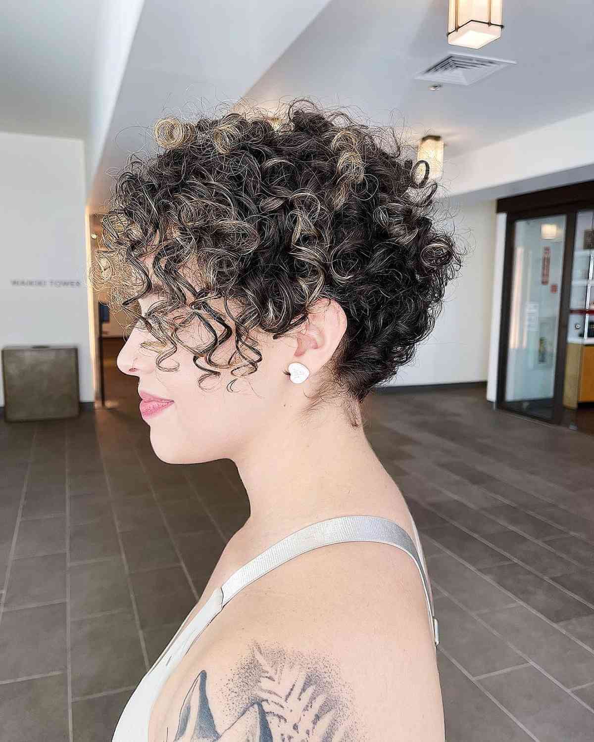 Coupe Pixie bouclée avec accents blonds