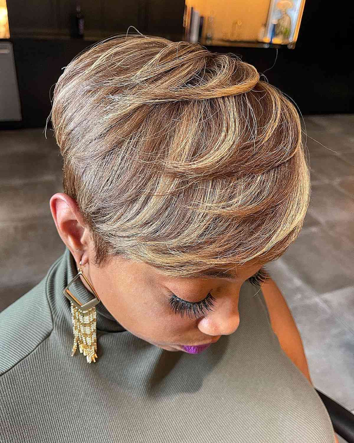 Pixie Layered avec des mèches pour les femmes noires