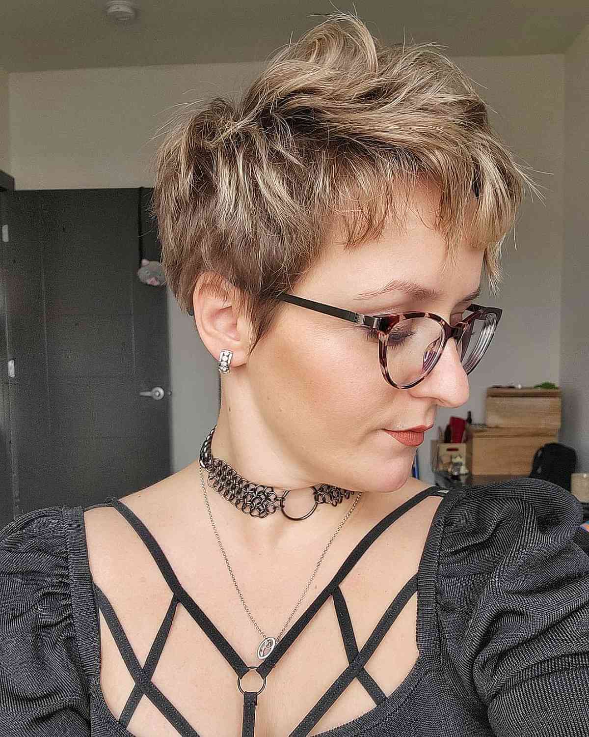 Pixie blond cendré ébouriffé pour cheveux fins