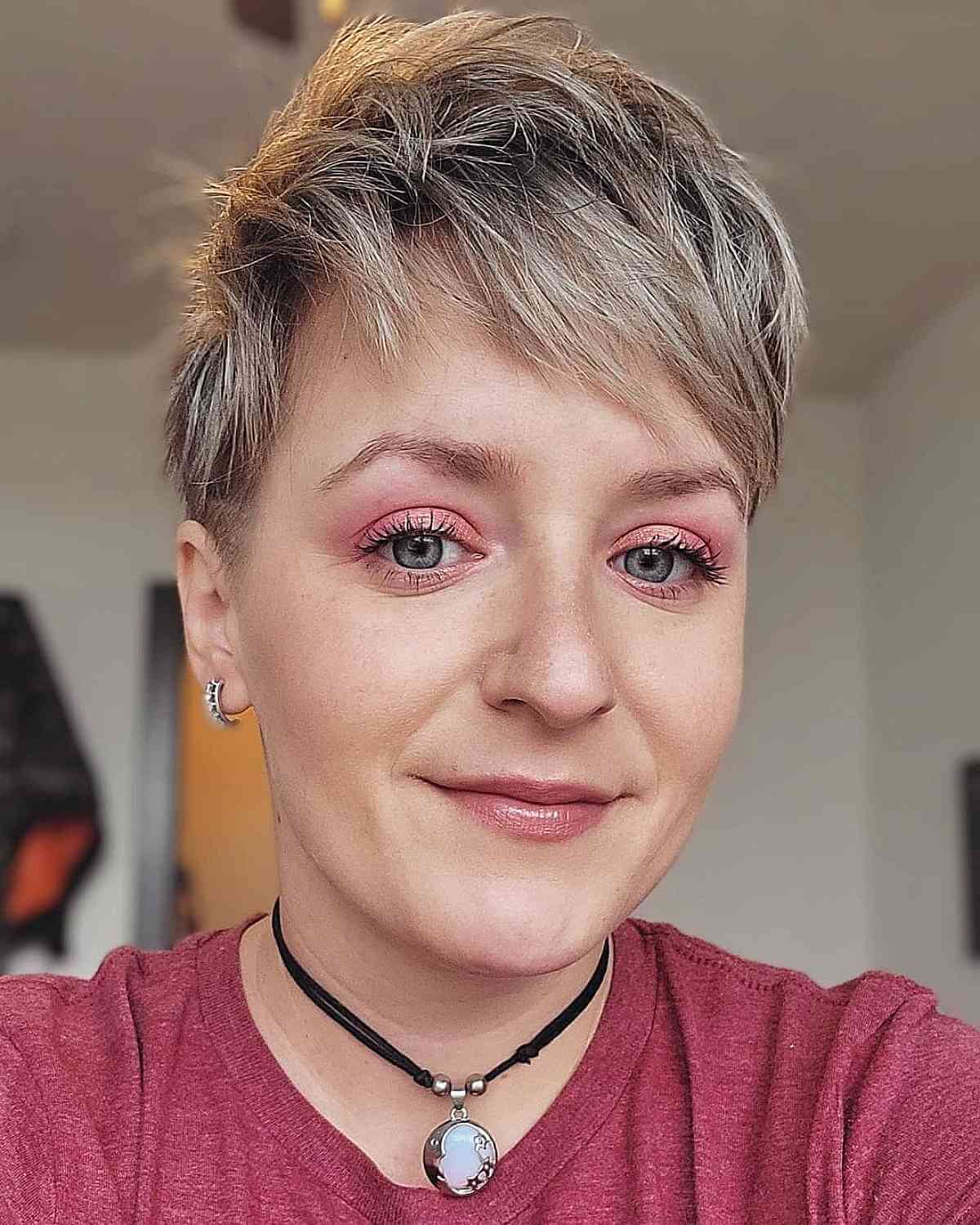 Edgy Pixie avec mèches balayage