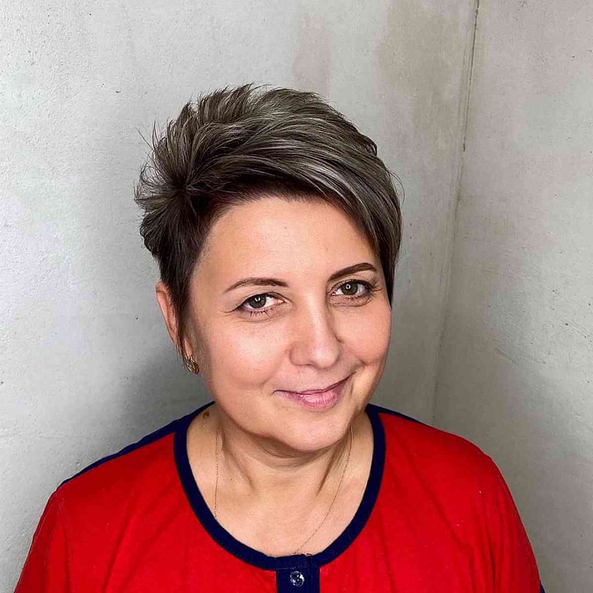 Mèches grises sur cheveux courts