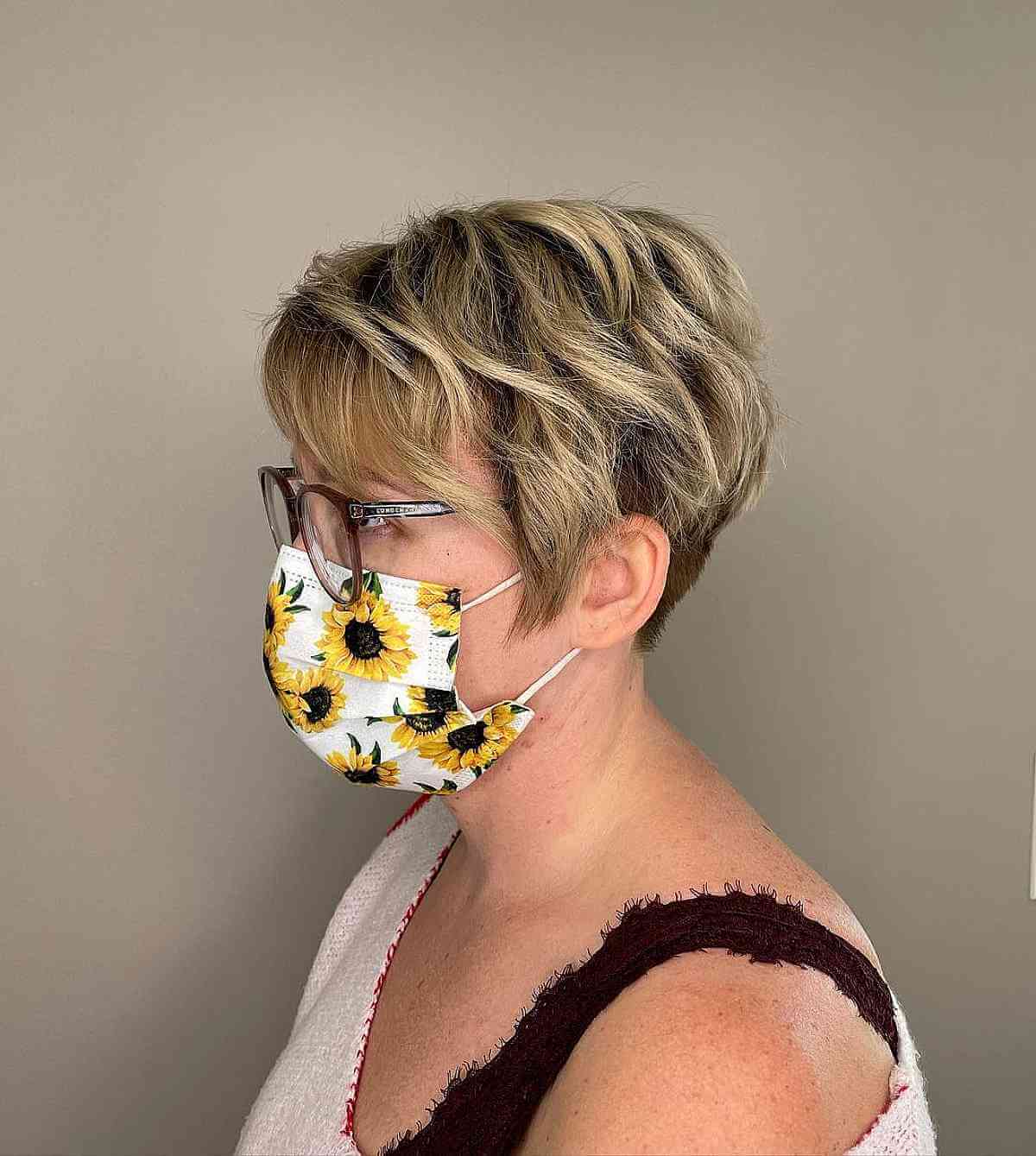Pixie blond avec des racines foncées
