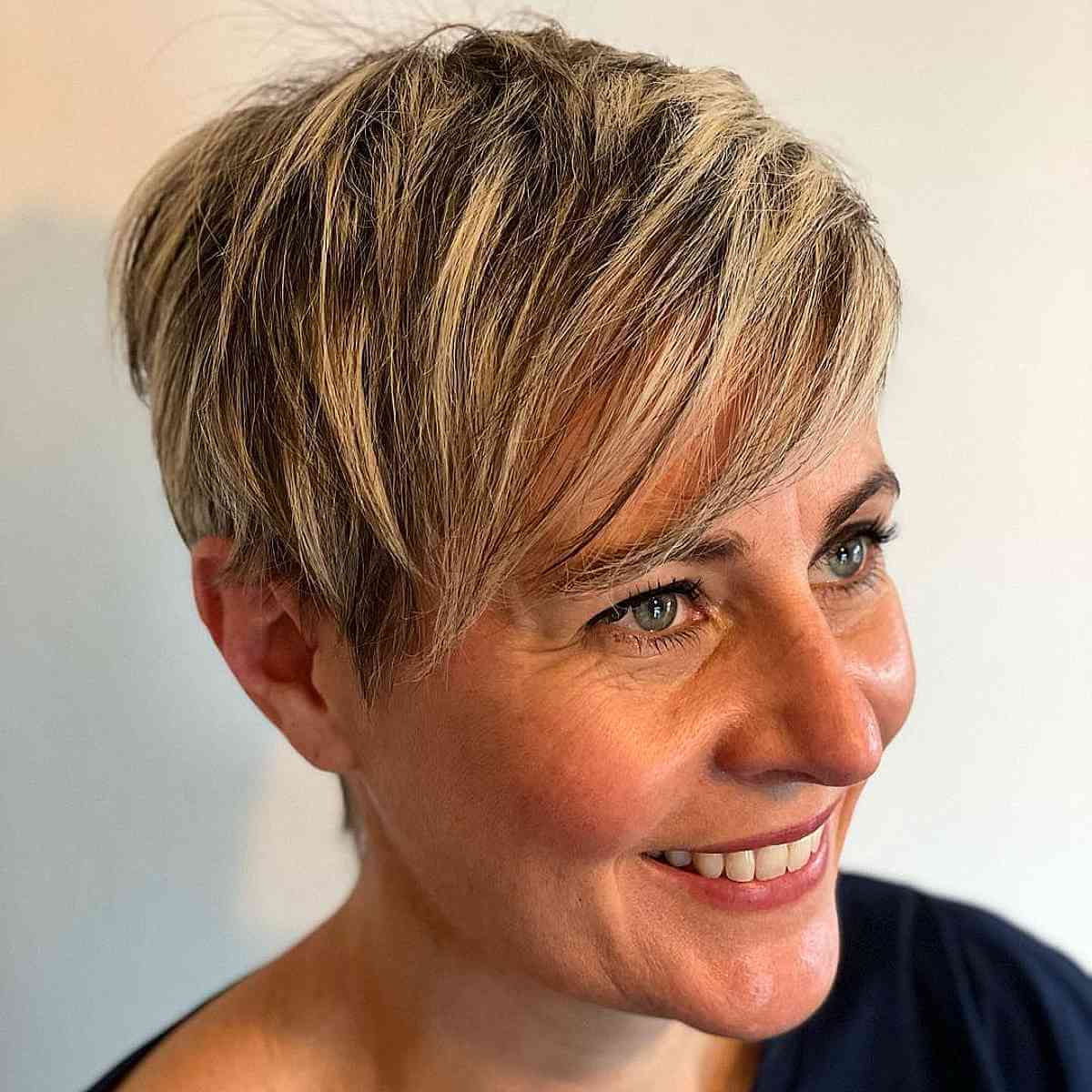Mèches blondes sur un Pixie coupé au rasoir