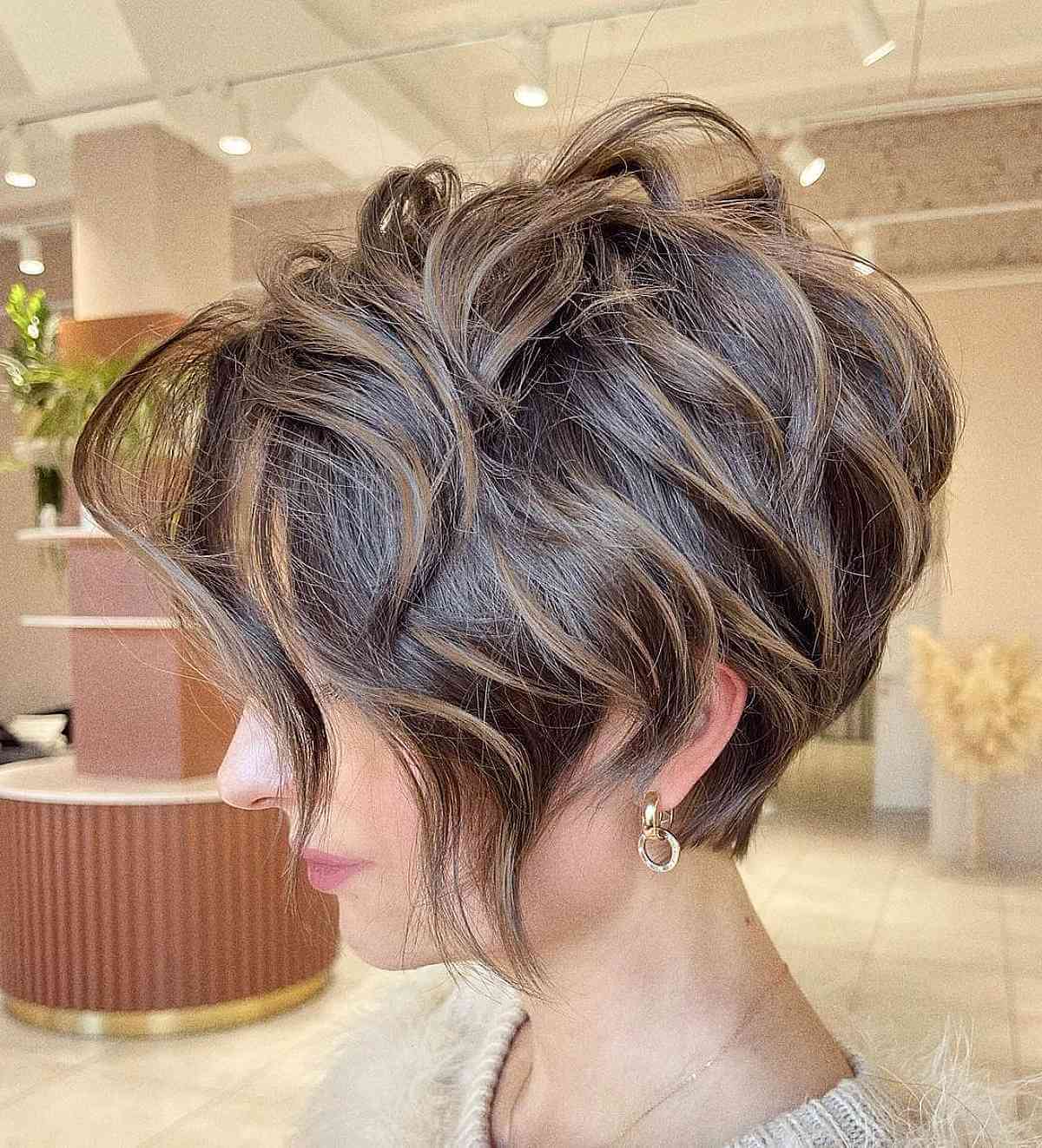 Pixie éclairé sur cheveux ondulés