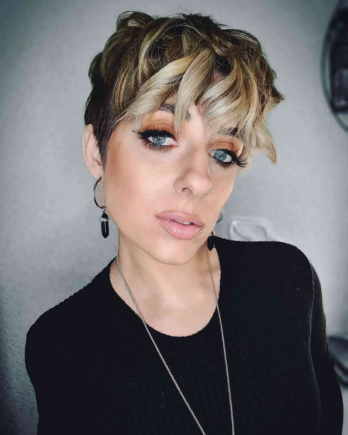 Cheveux courts foncés avec une frange blonde