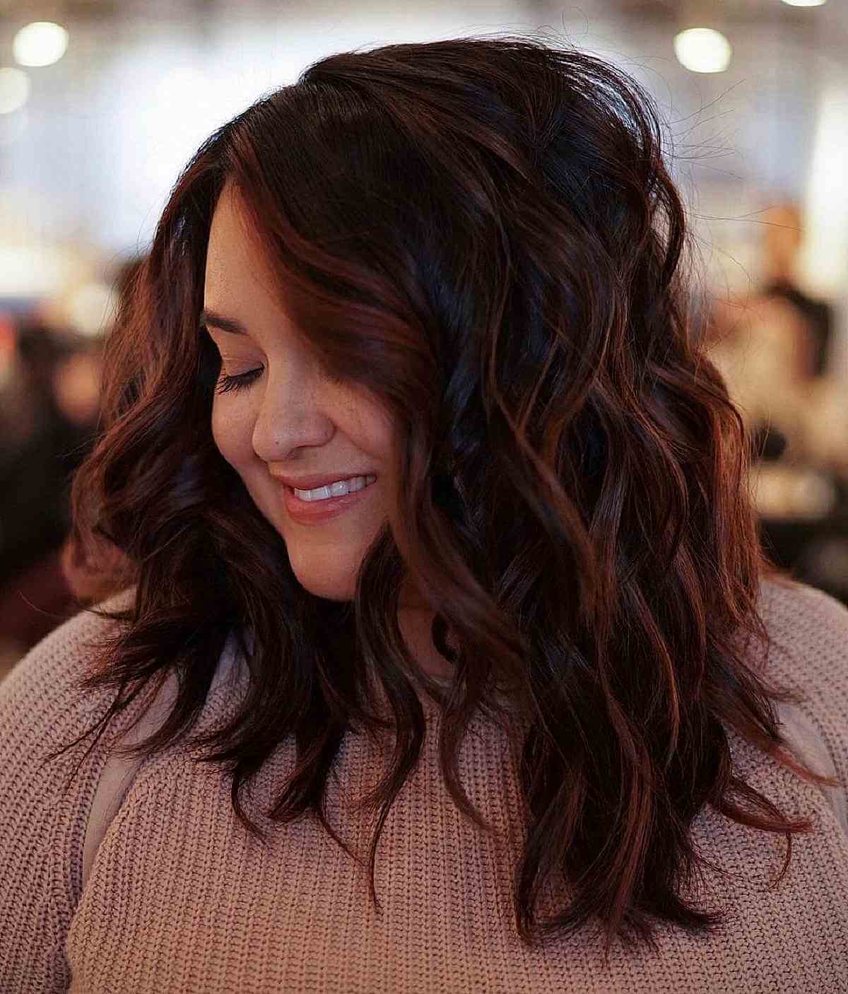 Ondulations en couches avec mèches pour cheveux épais