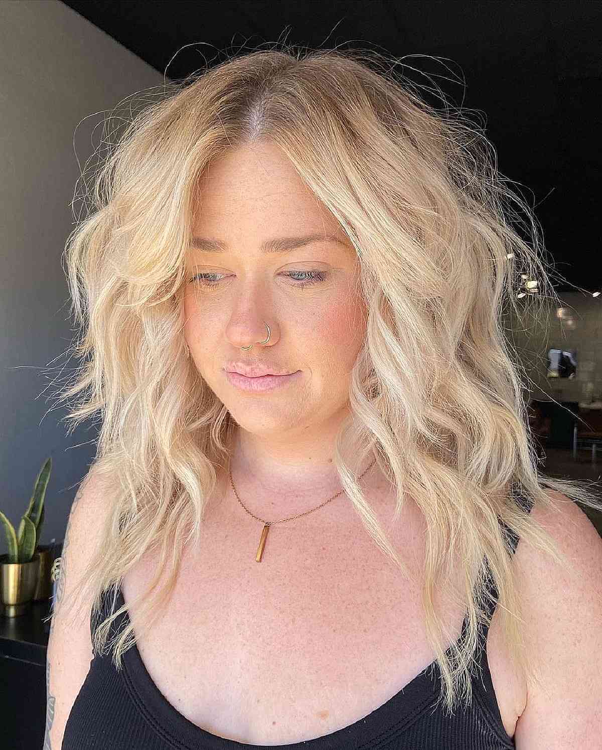 Coiffure mi-longue, fortement dégradée