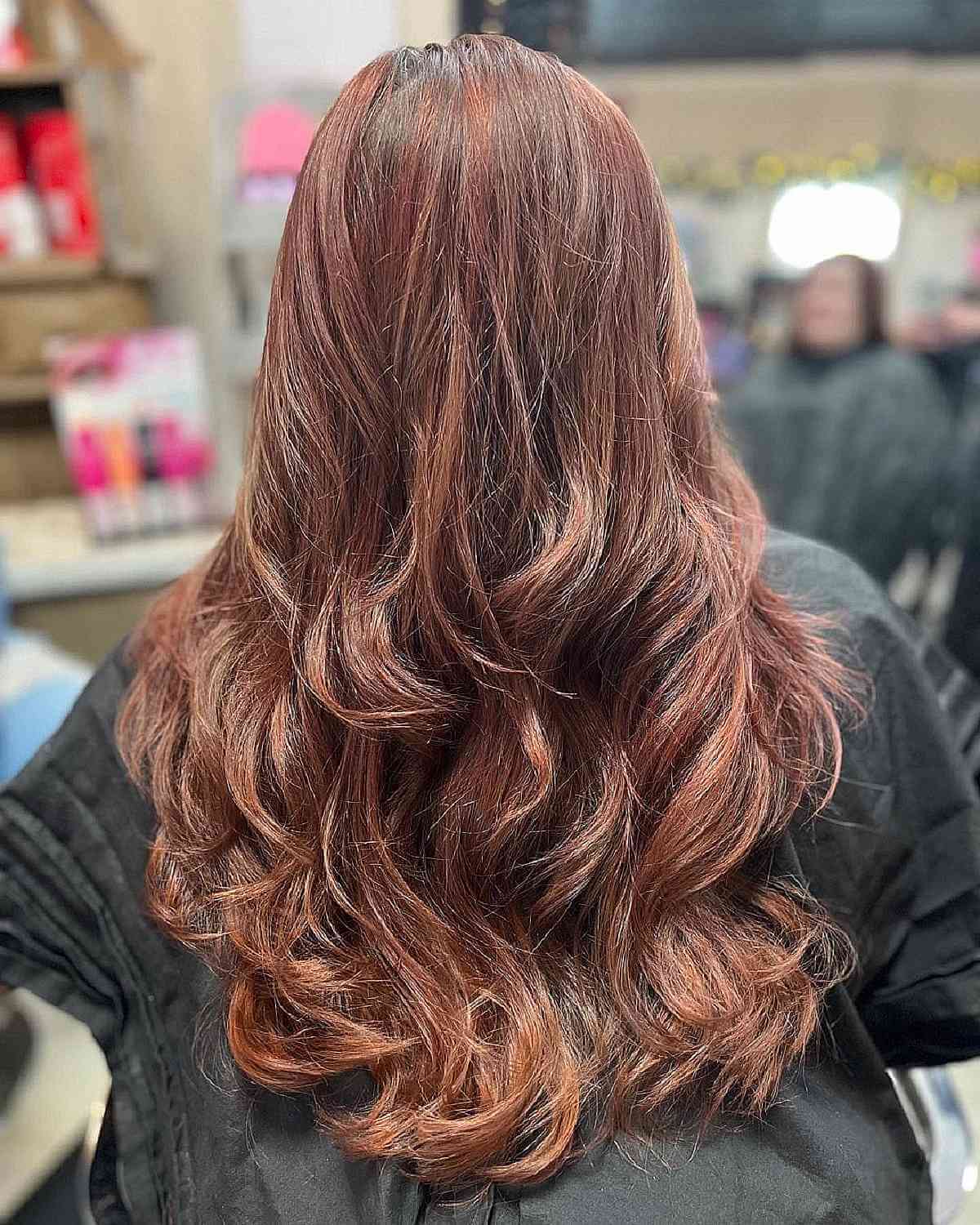 Coupe en escalier pour cheveux longs ondulés