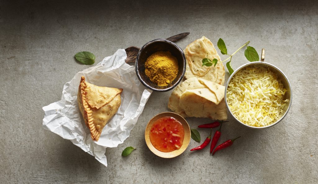 riz, sauces indiennes et samosas