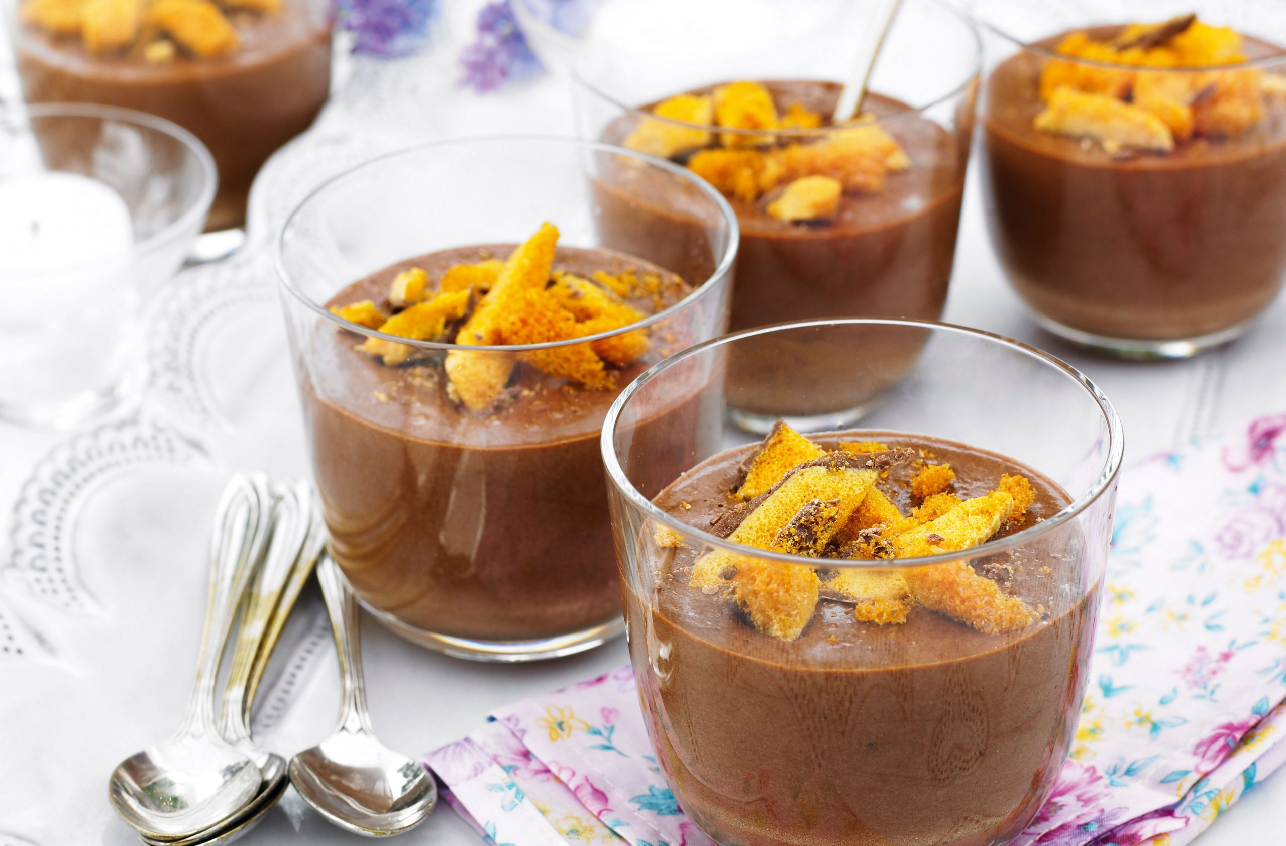 Pots de mousse au chocolat et au nid d'abeille