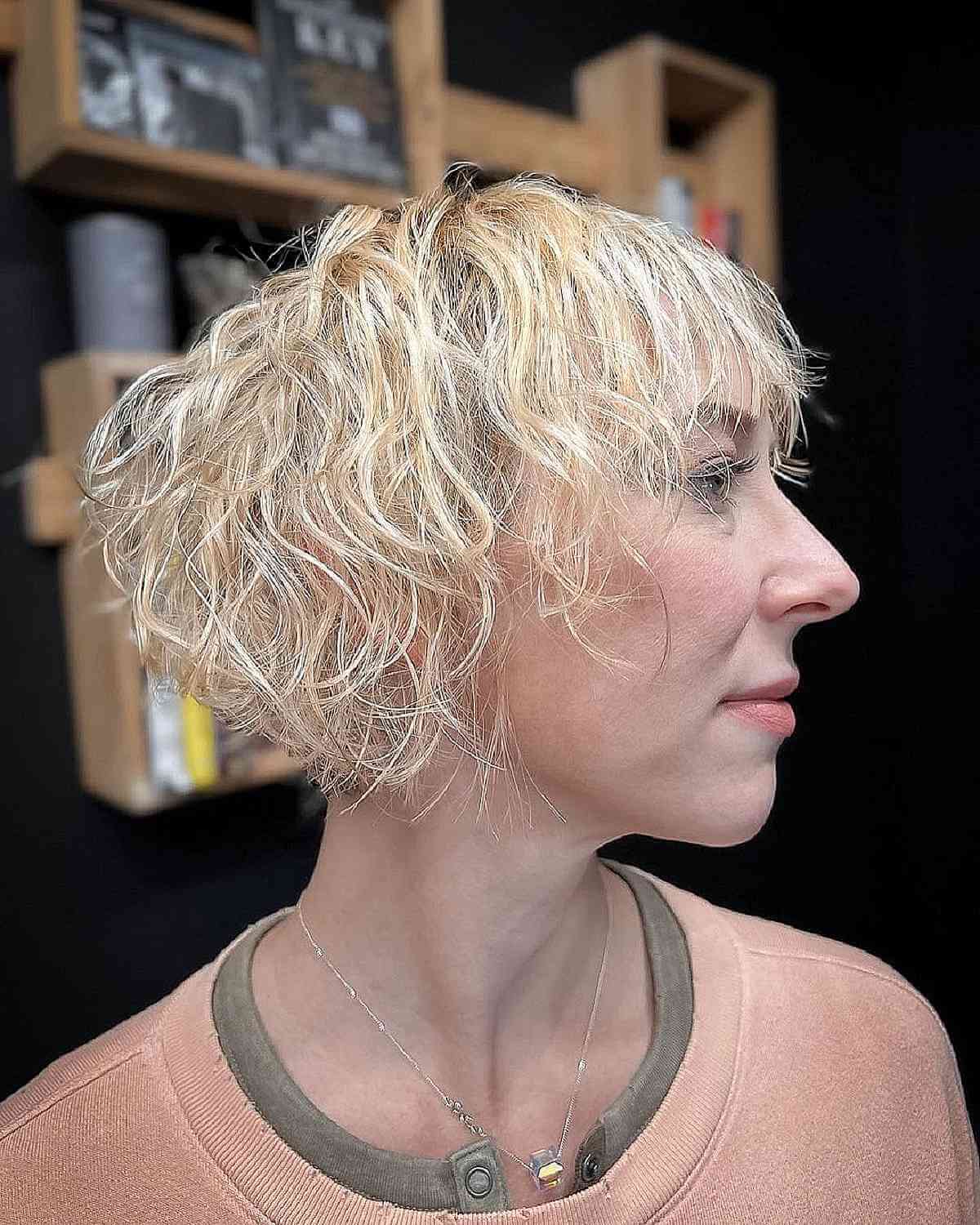 Coupe inversée très courte avec vagues de plage