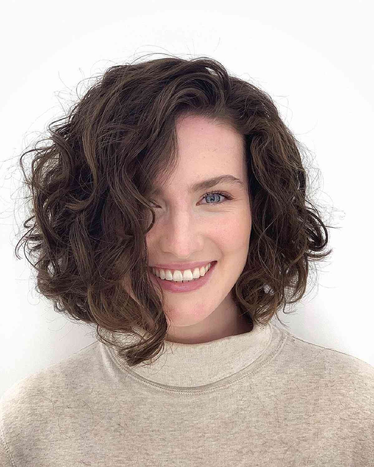 Coiffure fluffy pour cheveux ondulés et épais
