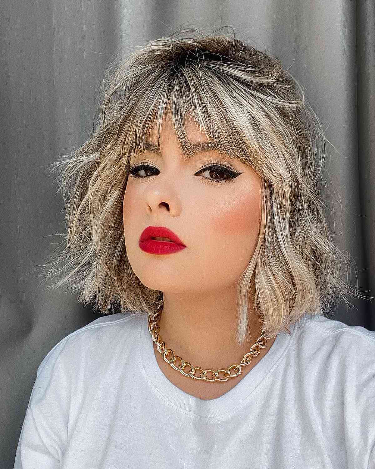 Coupe de cheveux courte et ondulée avec de subtiles nuances