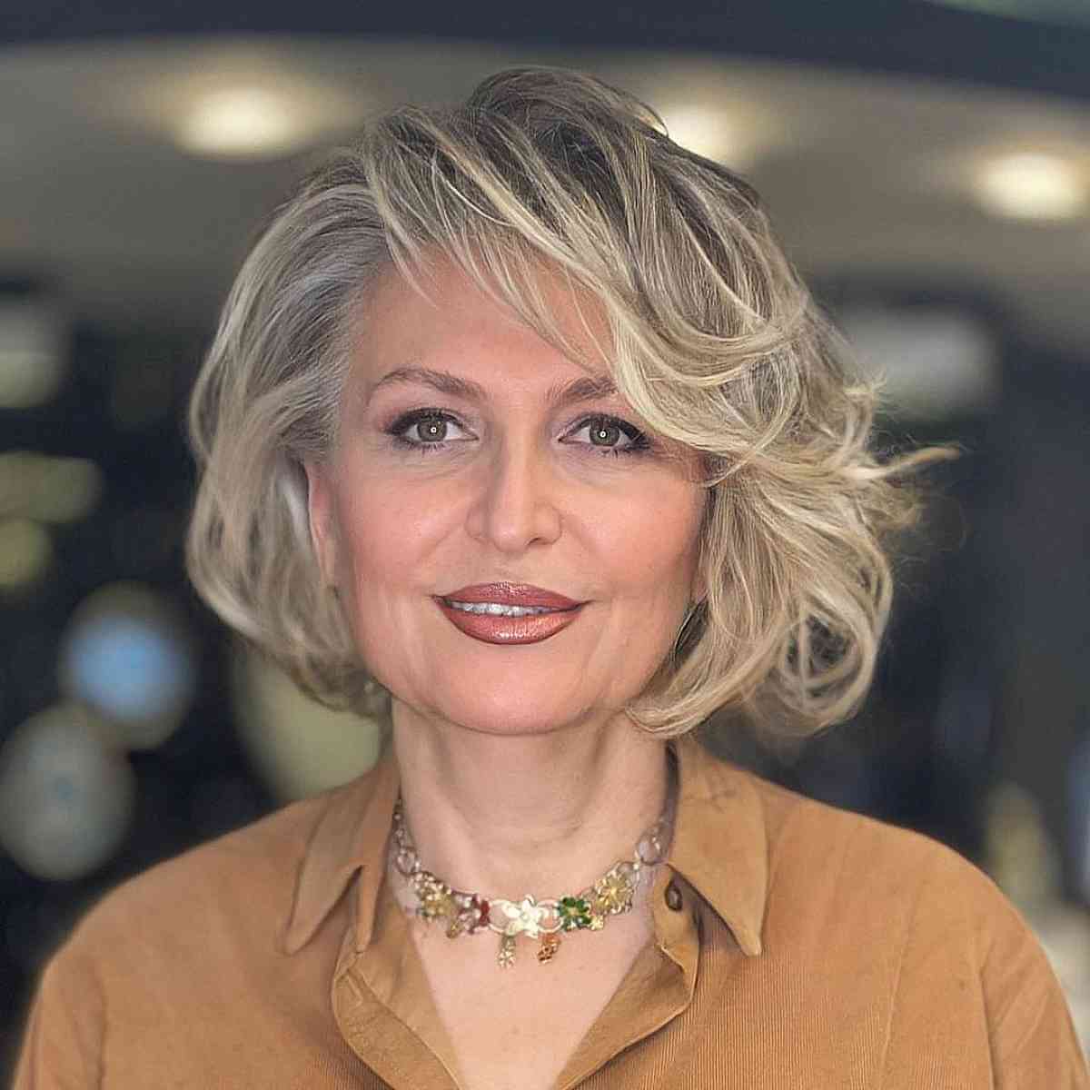 Cheveux blonds ondulés jusqu'au menton