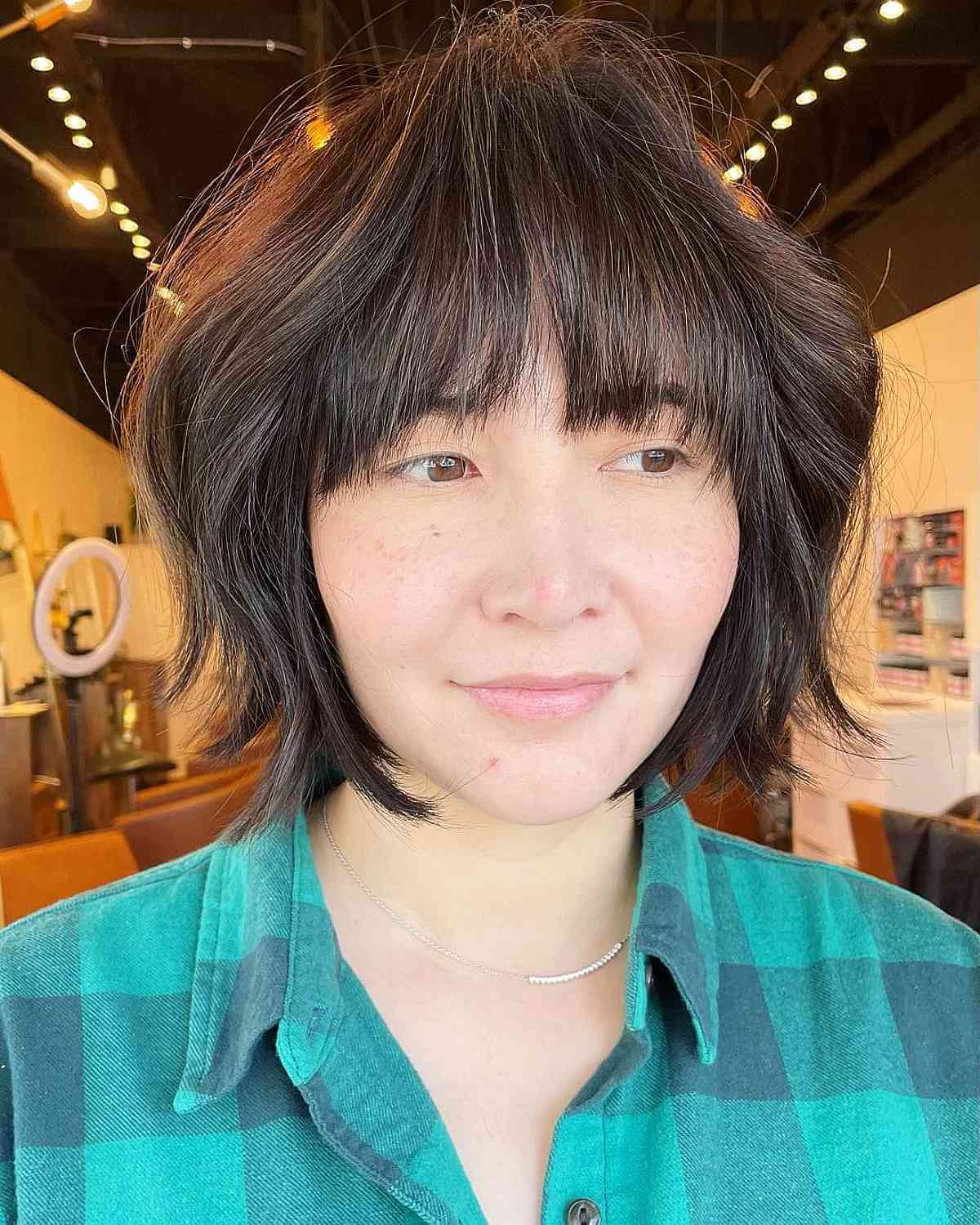 Bob à encadrement facial avec une frange ondulée