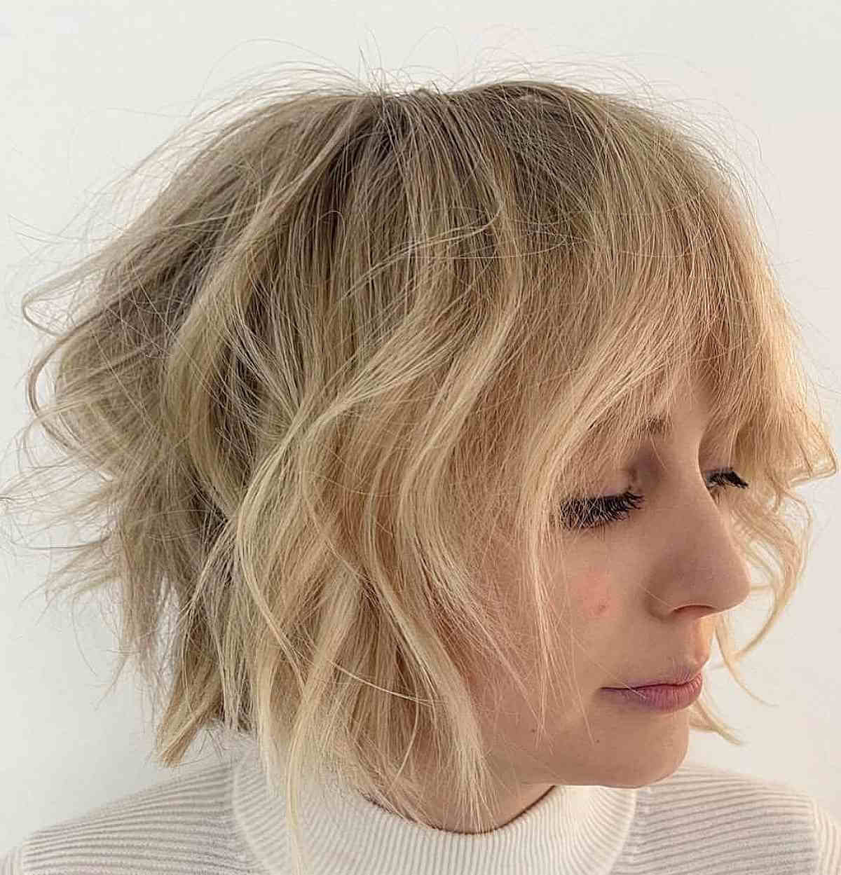 Coupe de cheveux mal rasée avec une frange