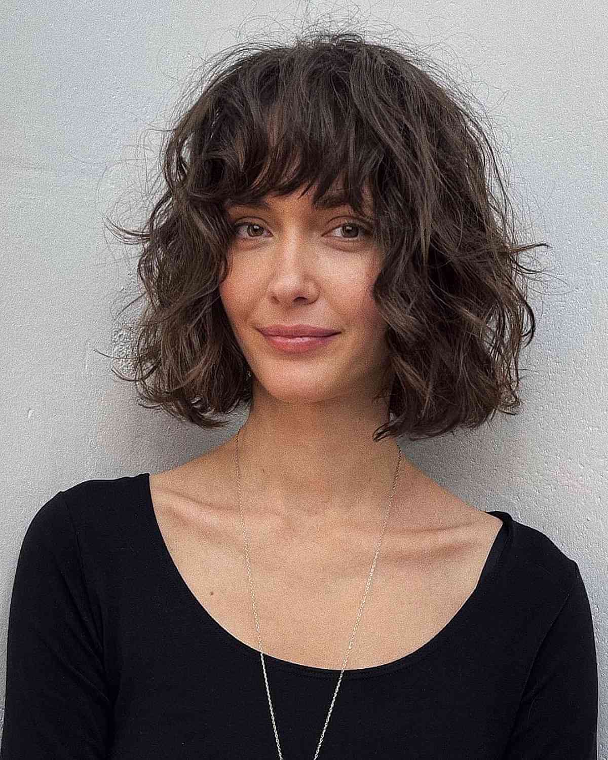 Ondulations et franges en désordre pour cheveux épais