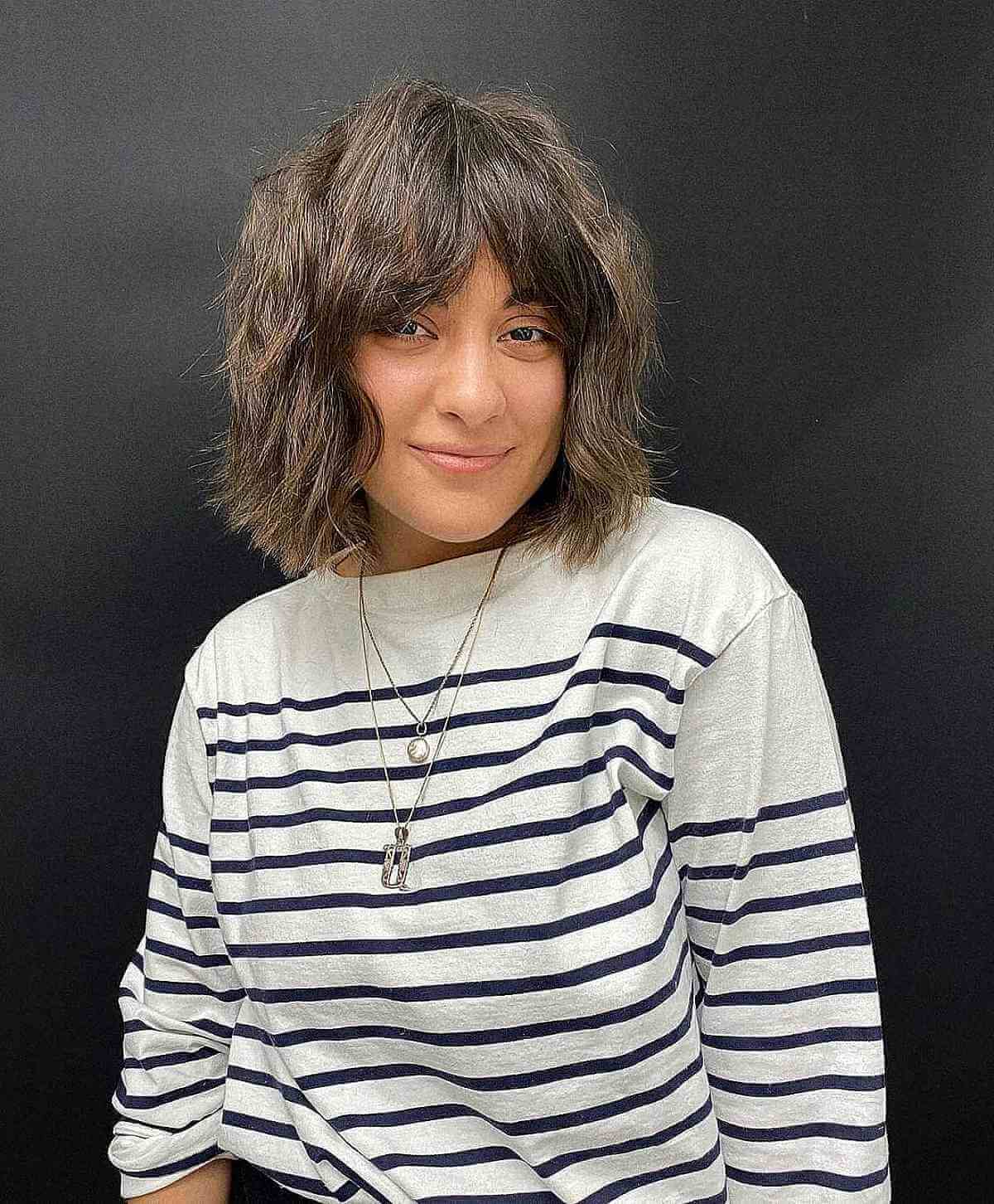 Coupe de cheveux courte avec une frange centrale