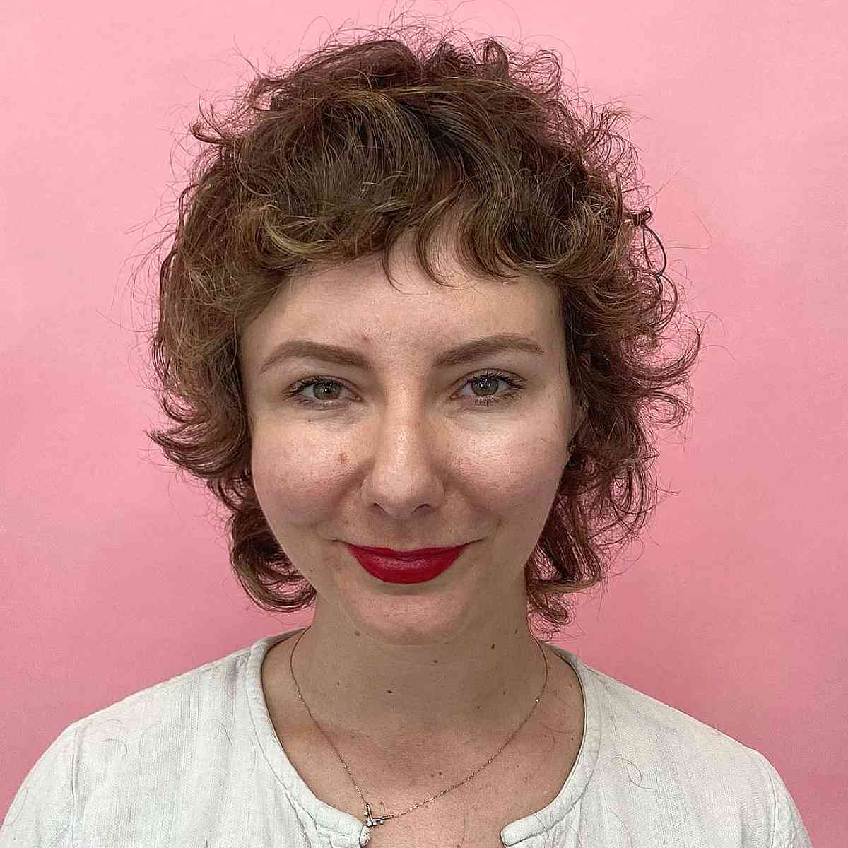 Bouclette courte ébouriffée avec franges bouclées sur cheveux ondulés
