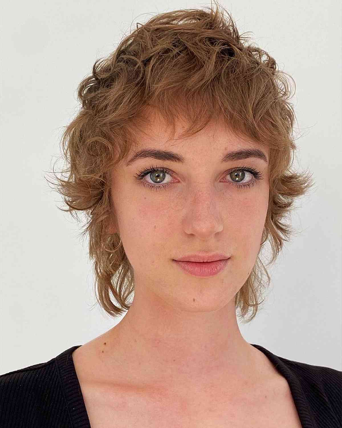 Coiffure texturée et élégante avec frange courte