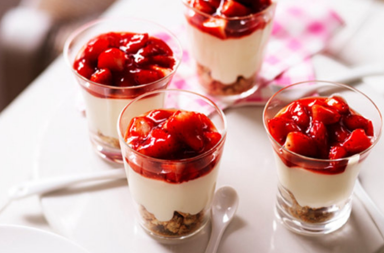 Recette de canape_Pots de cheesecake aux fraises