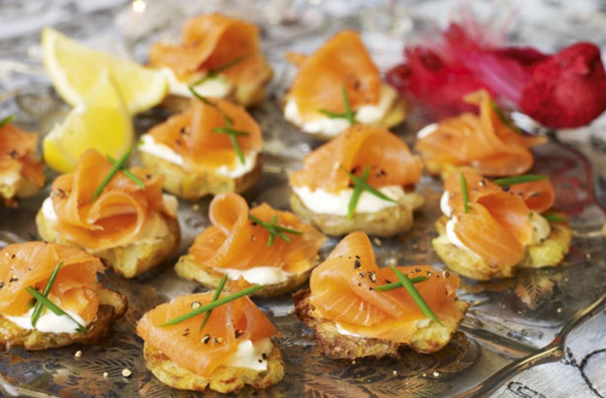 Recette de canape_Pommes de terre écrasées avec garniture de saumon fumé