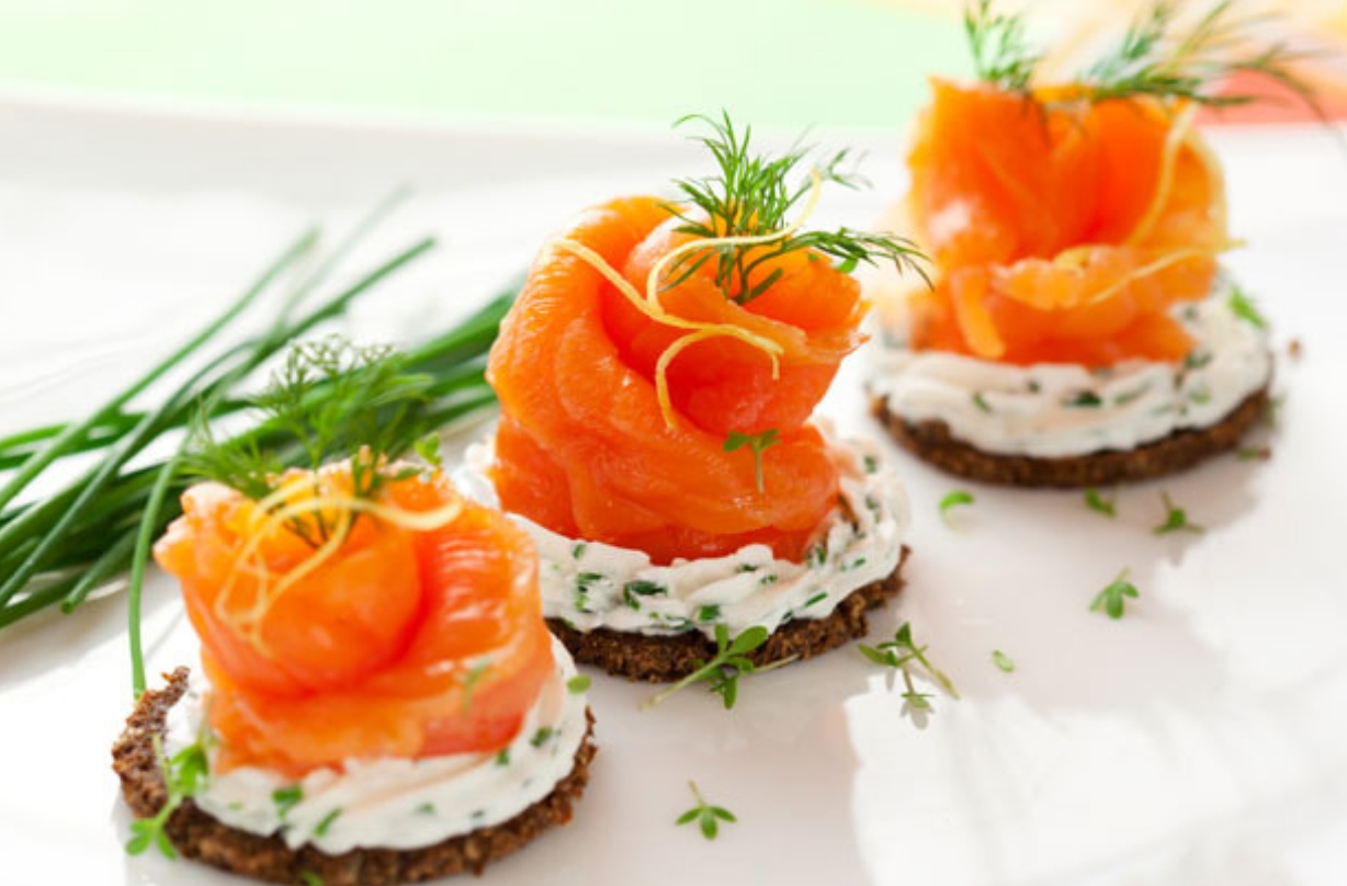 recette de canape_Saumon fumé en roses sur pain de seigle