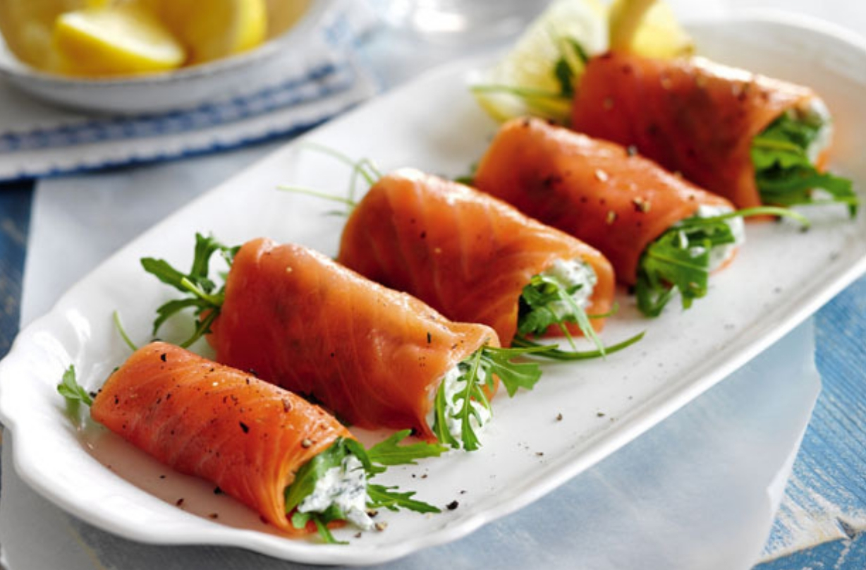 Recette de canapé_Saumon fumé_Rouleaux de fromage blanc et roquette
