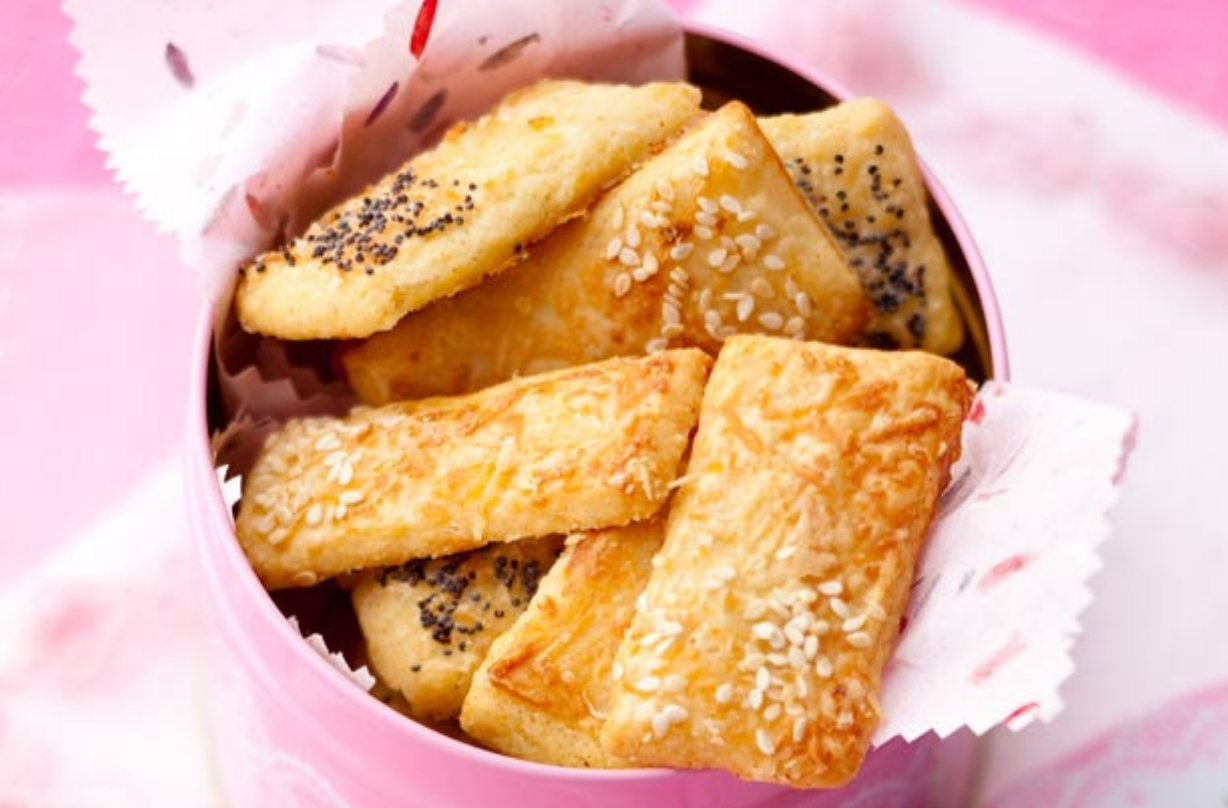 Canapes de biscuits au parmesan en grains