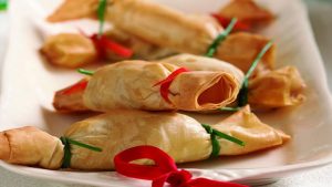 Gros plan sur des canapés aux biscuits de Noël