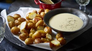 Fondue au triple fromage avec des mini-patates rôties