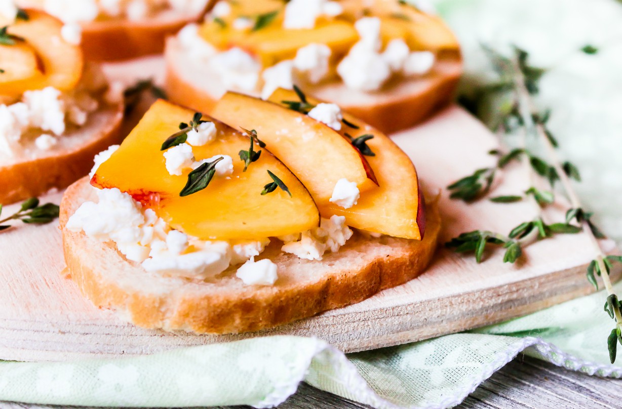 Bruschetta au roquefort et aux pêches