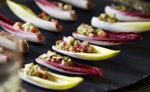 Plomb de chicorée avec salsa de tomates et canapé au fromage bleu