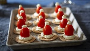 Bonnet de Père Noël aux tomates et au fromage frais