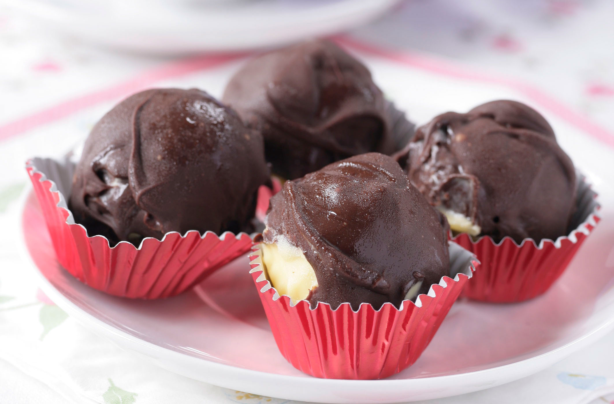 Boules de glace recouvertes de chocolat
