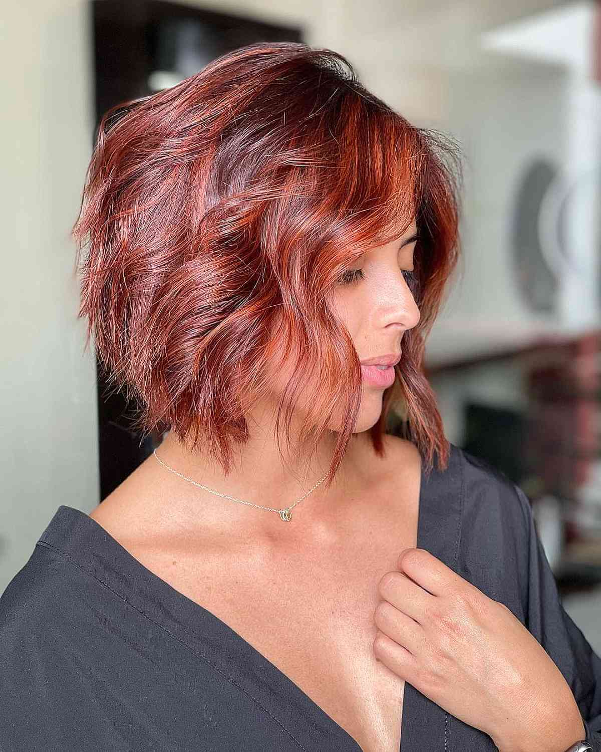 Coupe courte angulaire avec ondulations texturées pour cheveux épais
