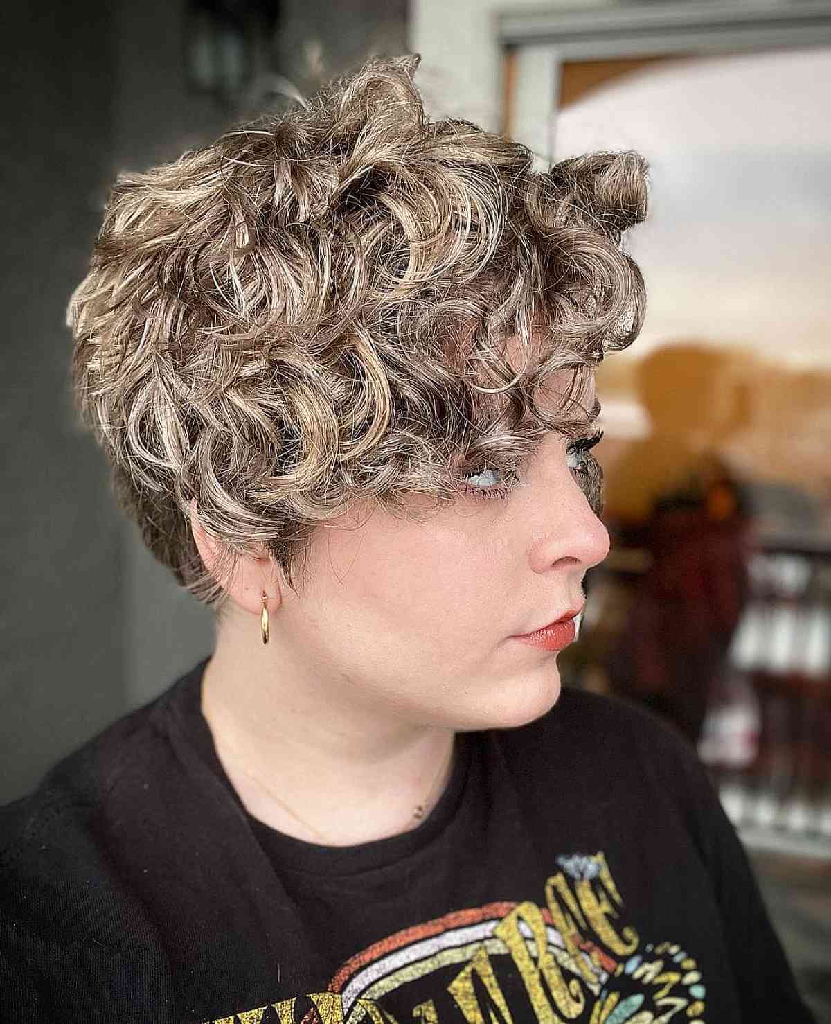 Coupe Pixie courte, bouclée et ondulée pour les visages ronds avec des cheveux plus épais