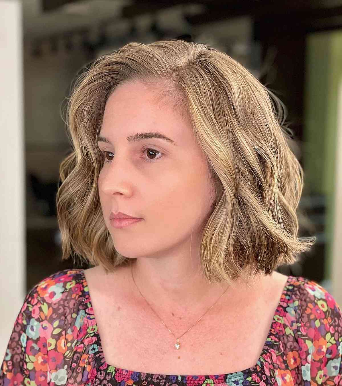 Lob ondulé à faible entretien avec raie sur le côté pour cheveux courts et épais