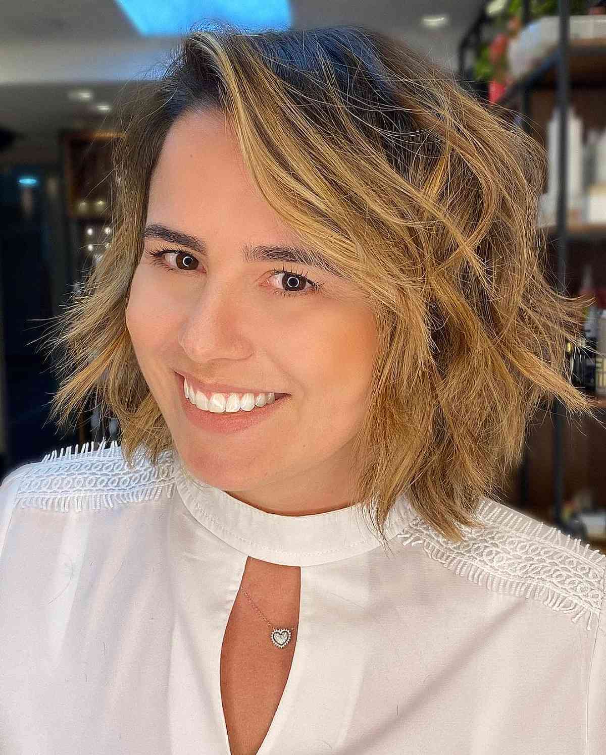 Cheveux épais et crépus, coiffés en couches, avec une coupe courte et désordonnée.
