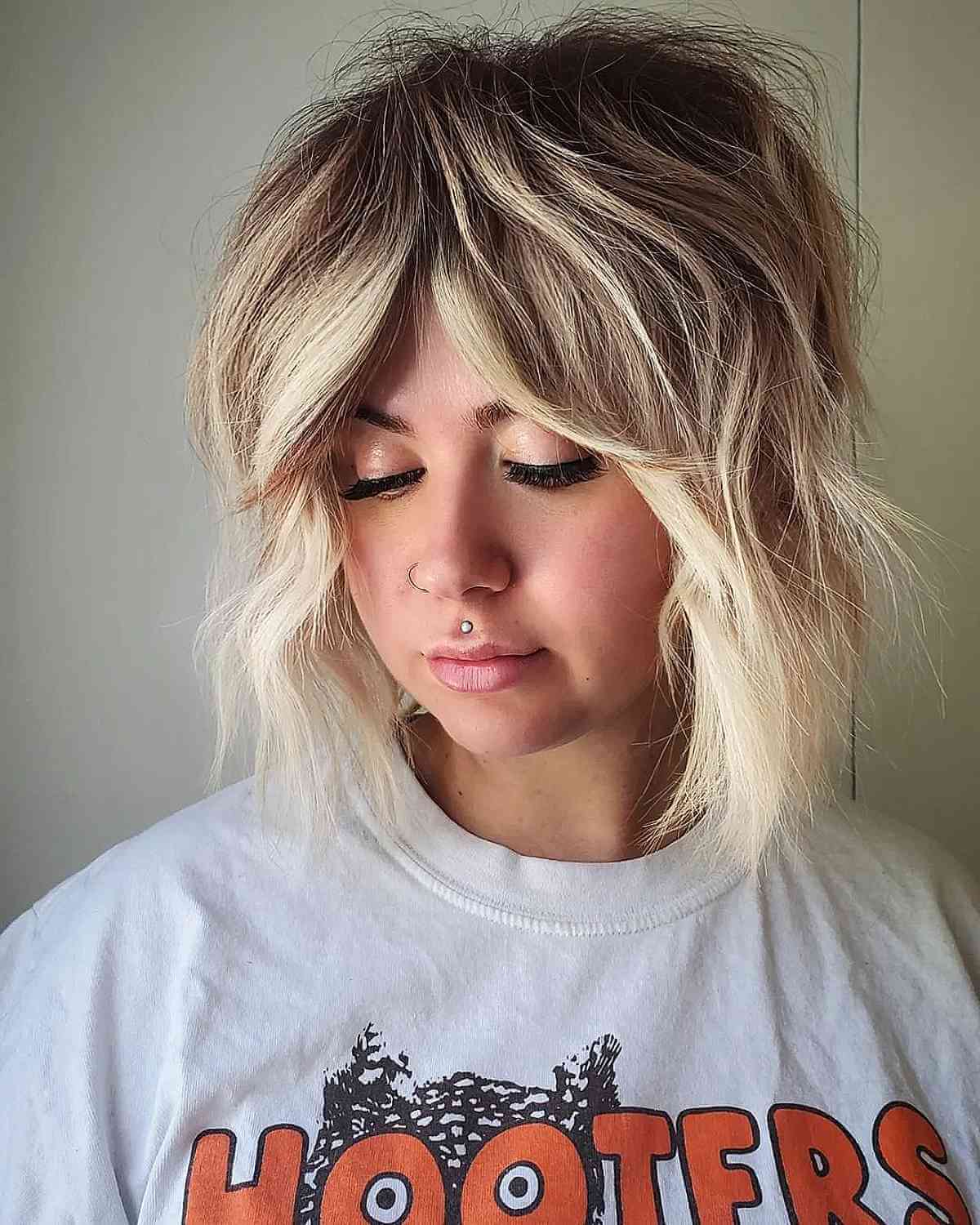 Coupe hirsute ondulée avec franges en forme de rideau pour cheveux épais