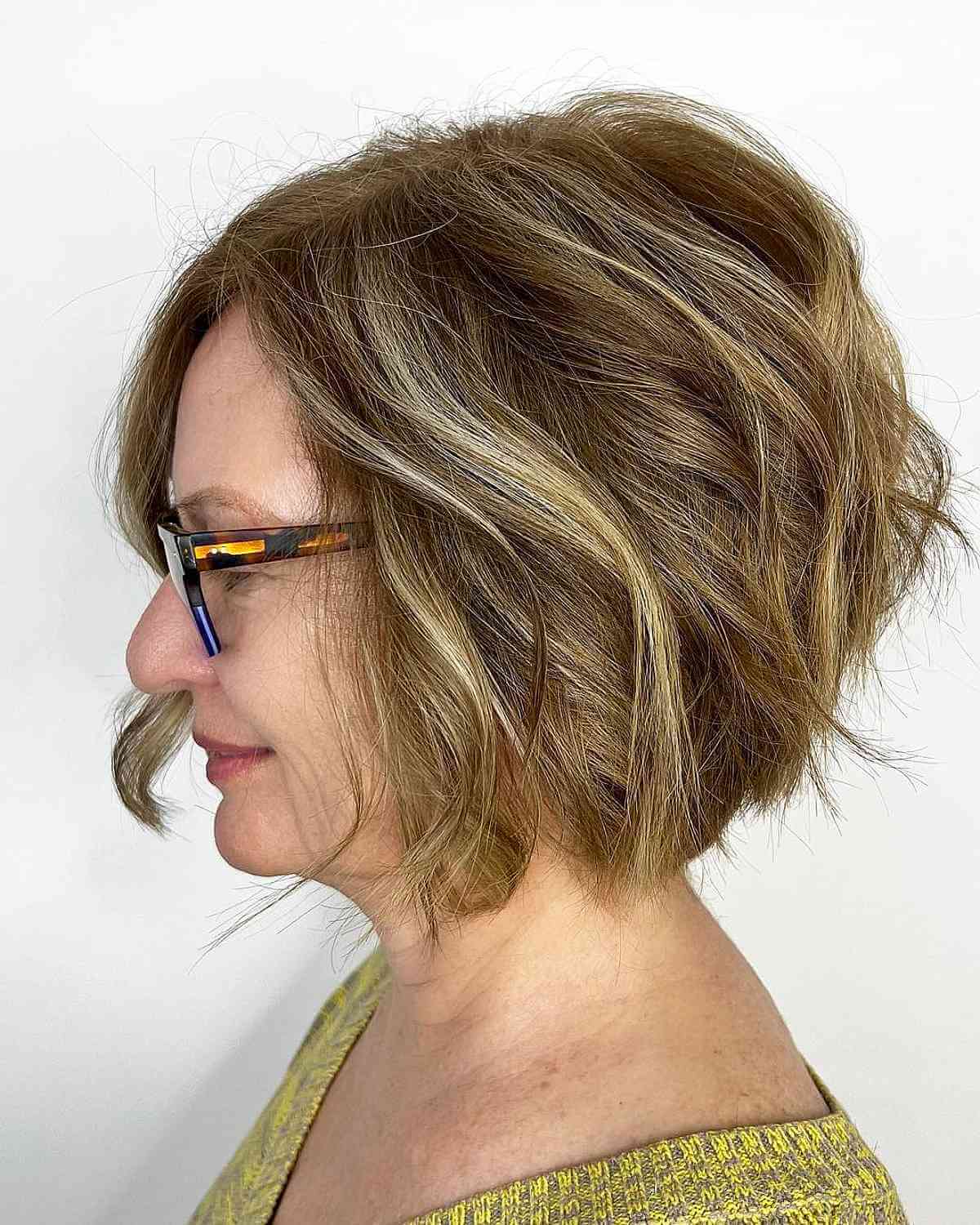 Bob court empilé pour les femmes de plus de 60 ans aux cheveux épais et ondulés